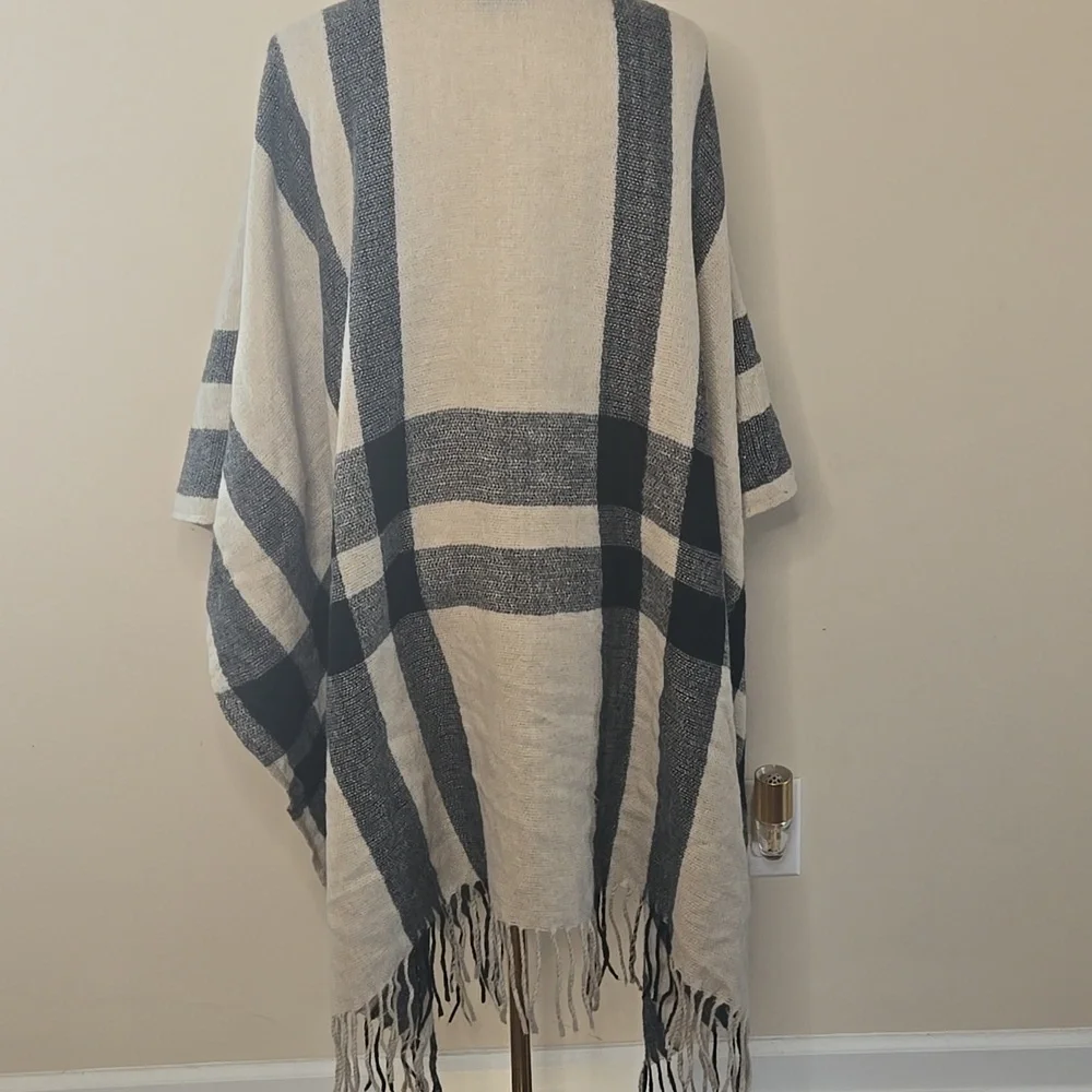 Banana Republic Neutral Plaid Fringe Wrap – One‎ Size Cashmere Blend Poncho